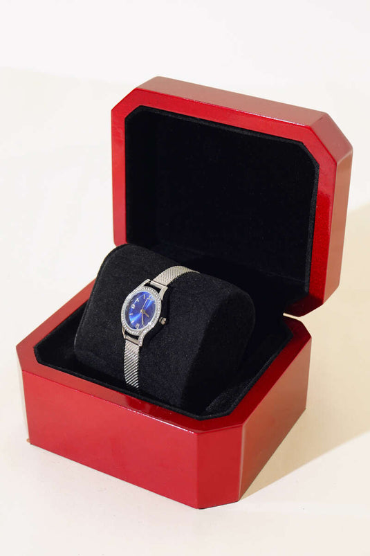 Montre-bracelet pour femme avec pierre à cadre ovale bleu marine