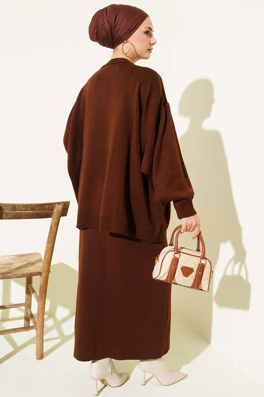 Ensemble deux pièces en maille marron : tunique oversize et jupe.