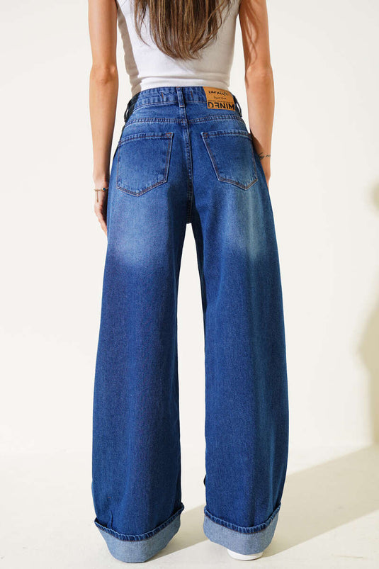 بنطلون جينز كاجوال بقصة بالازو مع أرجل مطوية باللون الأزرق