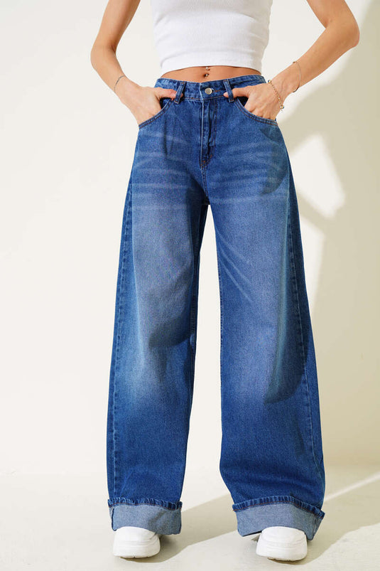 بنطلون جينز كاجوال بقصة بالازو مع أرجل مطوية باللون الأزرق