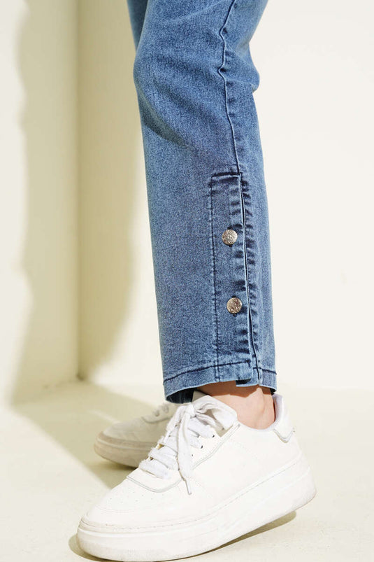 Pantalon en jean à boutons métalliques