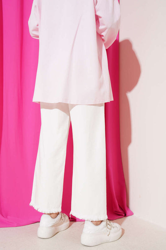 Weiße Hose mit Quasten und Spitzendetails