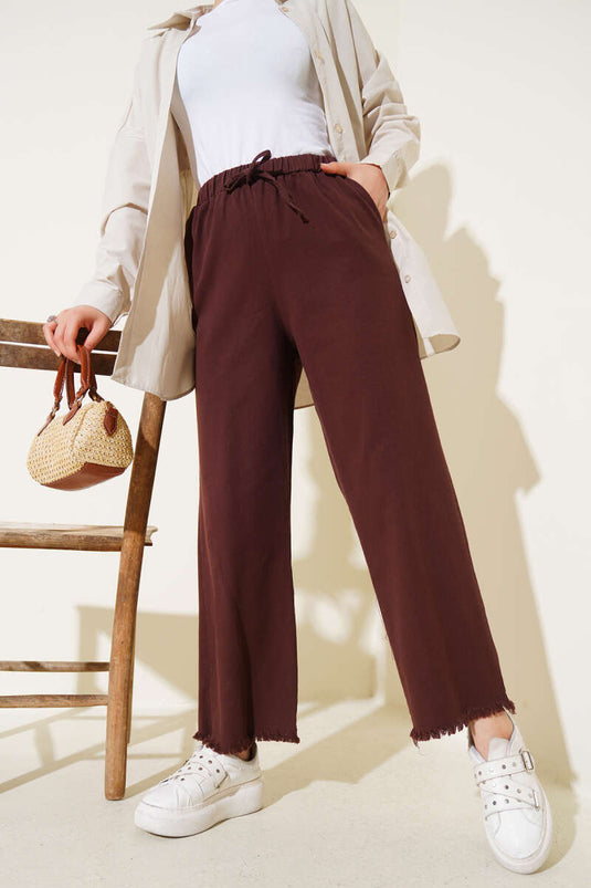 بنطلون مع تفاصيل شرابة ودانتيل على الساقين، بني