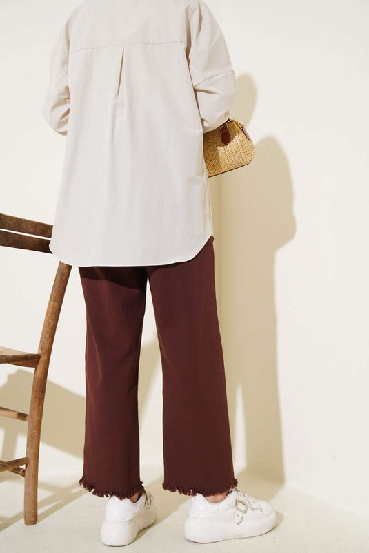 بنطلون مع تفاصيل شرابة ودانتيل على الساقين، بني