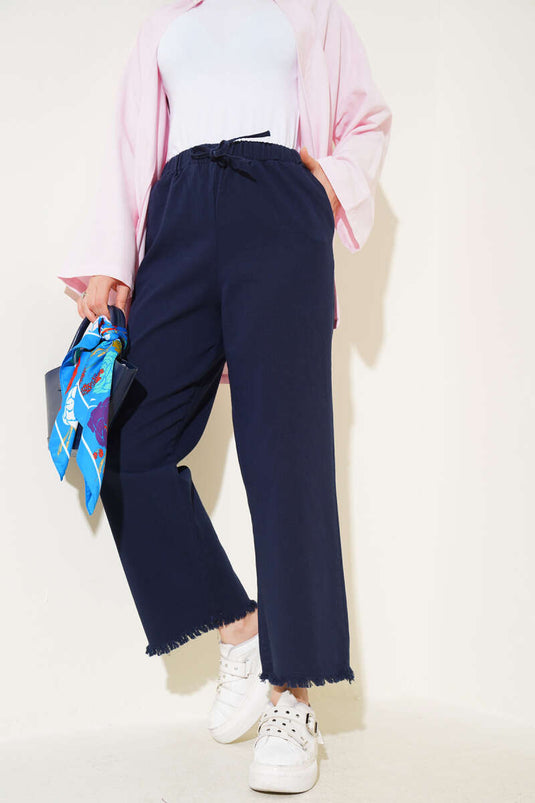 Marineblaue Hose mit Quasten und Spitzenbesatz am Bein