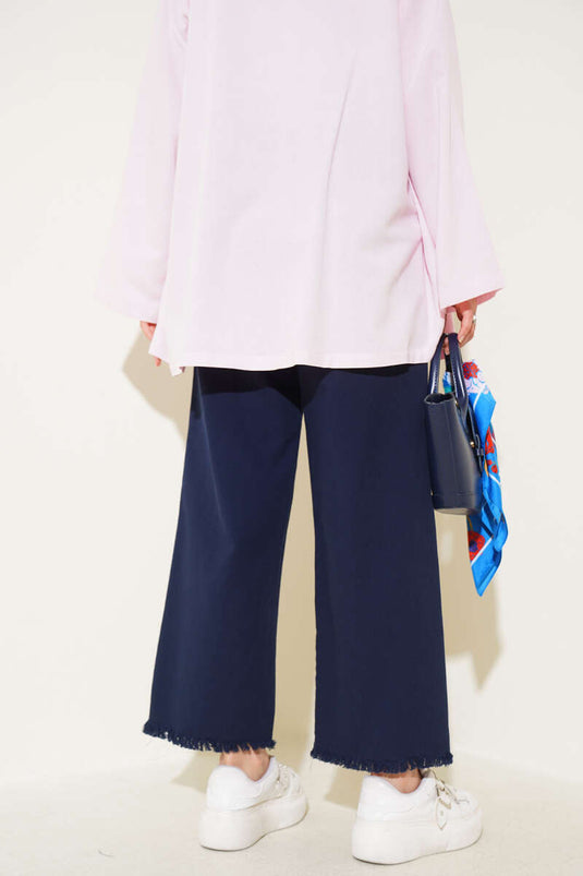 Marineblaue Hose mit Quasten und Spitzenbesatz am Bein