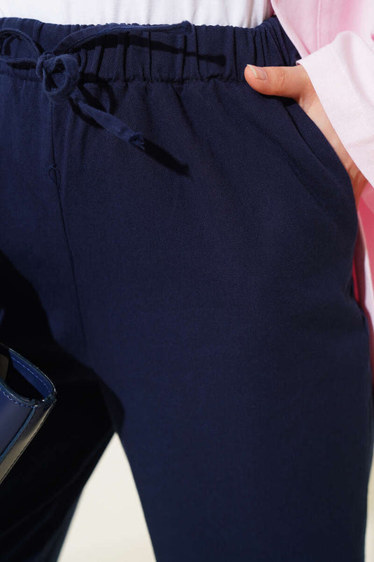 Marineblaue Hose mit Quasten und Spitzenbesatz am Bein