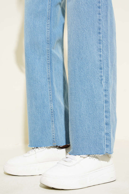 بنطلون جينز بالازو أزرق اللون بحافة مزينة بشرابات