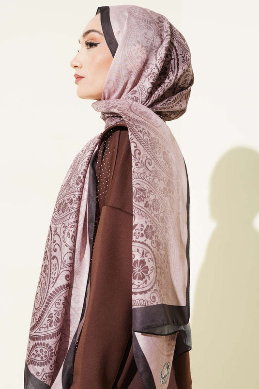 وشاح أسود بنقشة زهور بيزلي