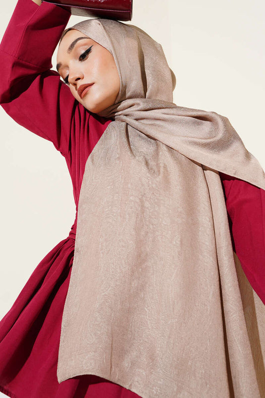 شال بنقشة بيزلي لامع بلون لاتيه