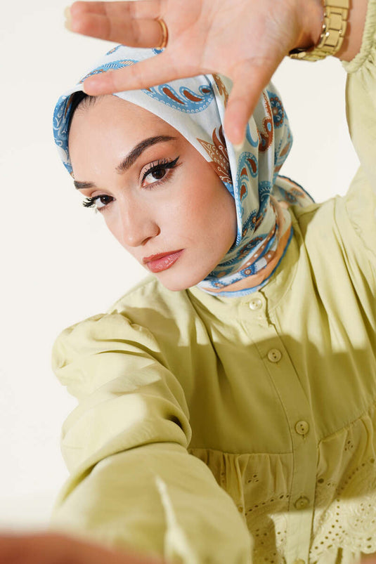 وشاح بتفاصيل بيزلي، لون أزرق فاتح