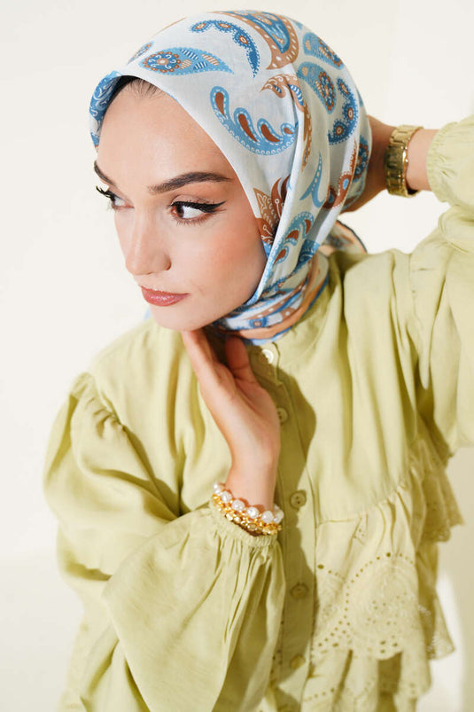 وشاح بتفاصيل بيزلي، لون أزرق فاتح