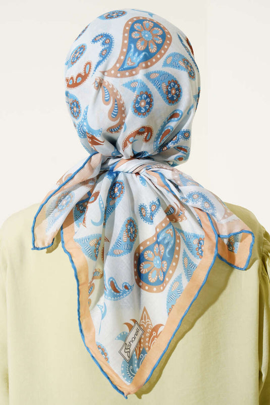 وشاح بتفاصيل بيزلي، لون أزرق فاتح