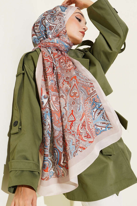 شال بنقشة بيزلي، لون جملي