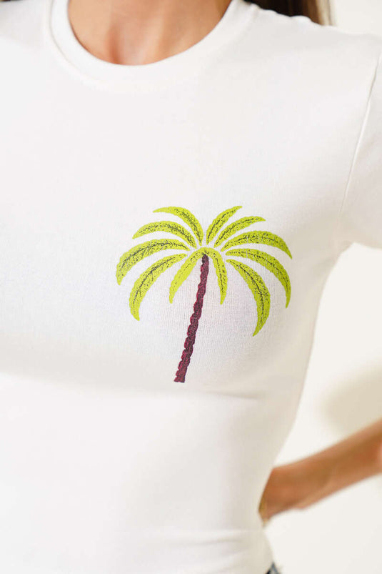 قميص قصير مطبوع عليه نخيل بلون البيج الفاتح