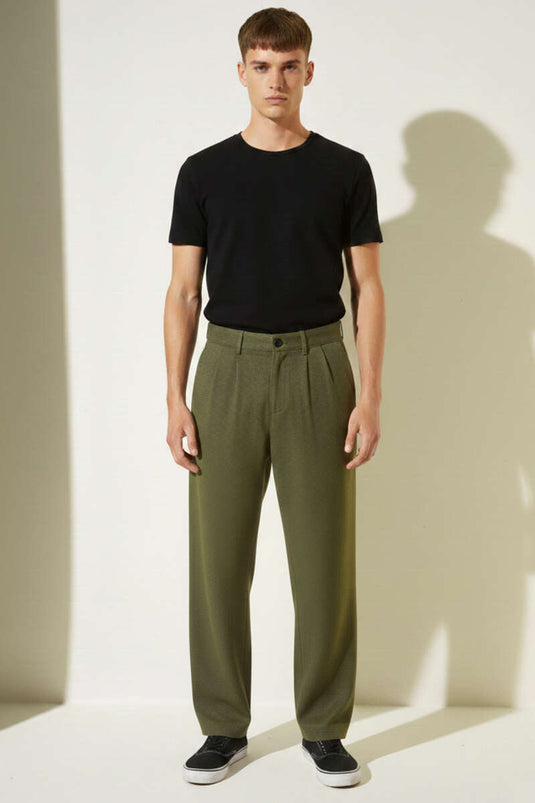 بنطال رجالي واسع من القماش القطني بلون زيتي