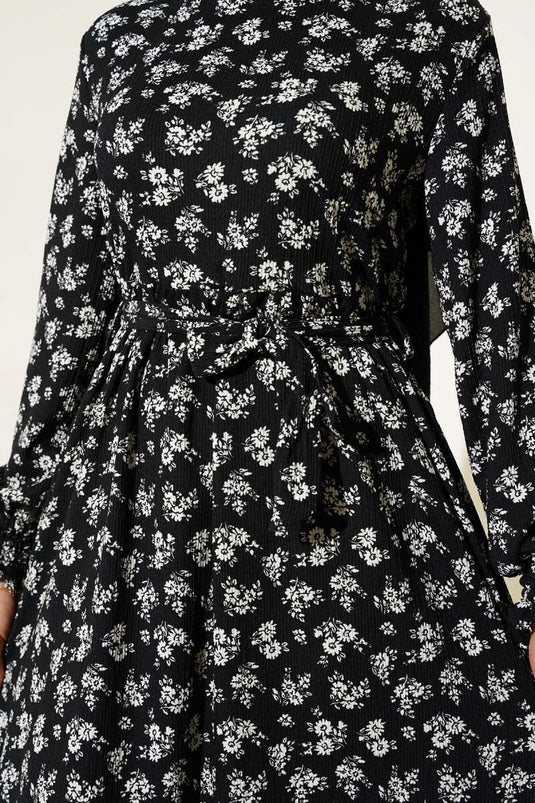 Kleid aus Crêpe mit Gänseblümchenmuster und Gürtel in Schwarz