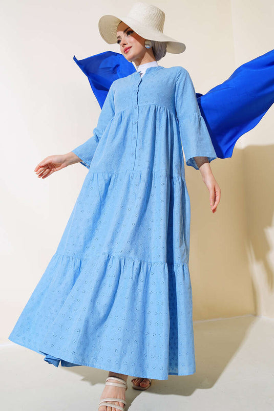 Kleid mit Gänseblümchen-Stickerei, Blau