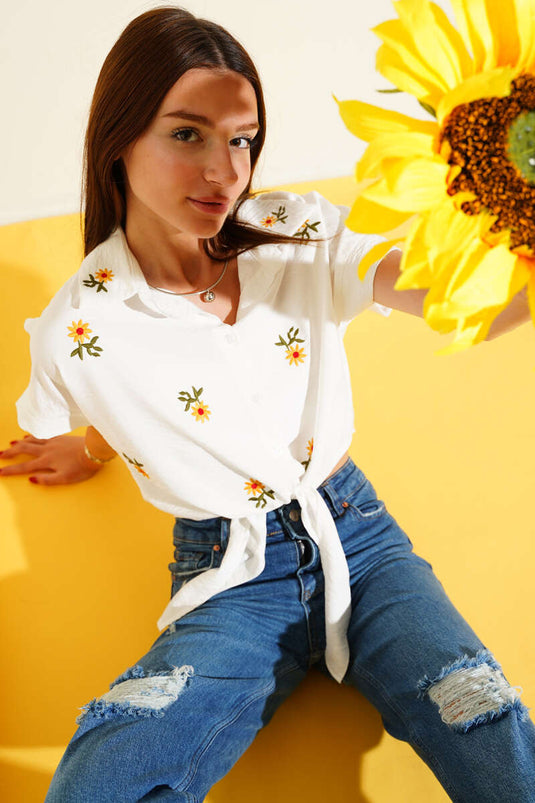 قميص قصير مطرز بزهرة الأقحوان، لون بيج فاتح