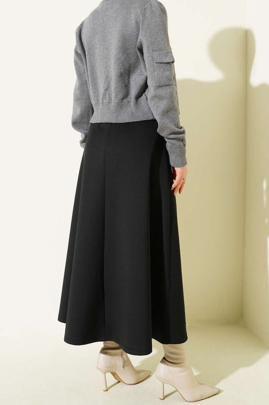 تنورة سكوبا سوداء بتفاصيل قطع ورباط