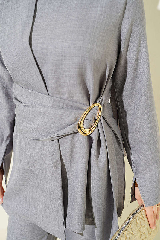 Ensemble double avec détail pièce et boucle dorée gris