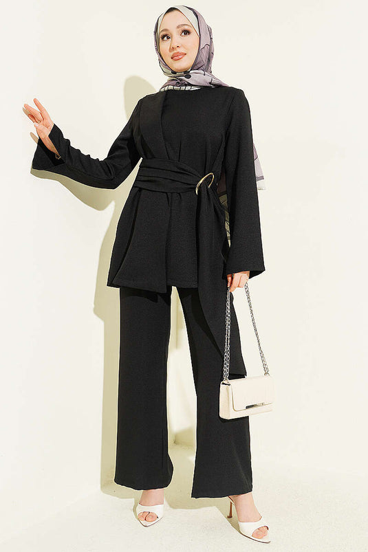 Ensemble deux pièces noir avec détail pièce et boucle dorée