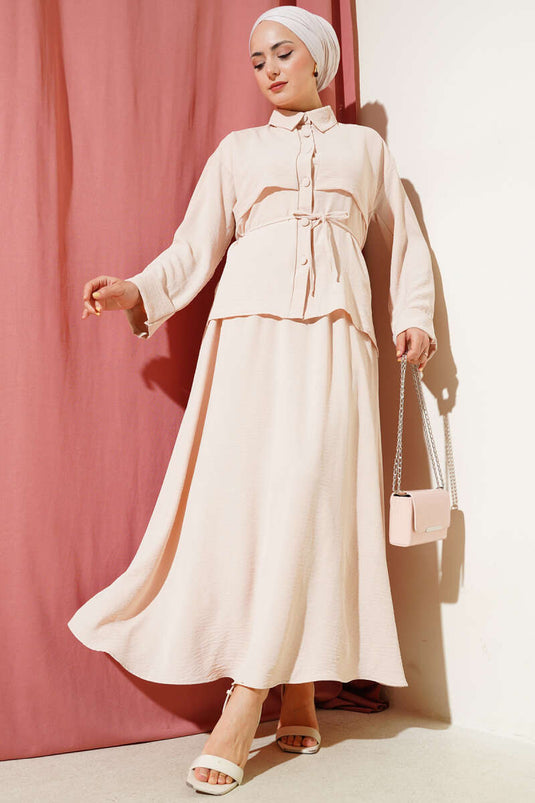 Ensemble Ayrobin beige avec détails patchwork et jupe ceinturée.