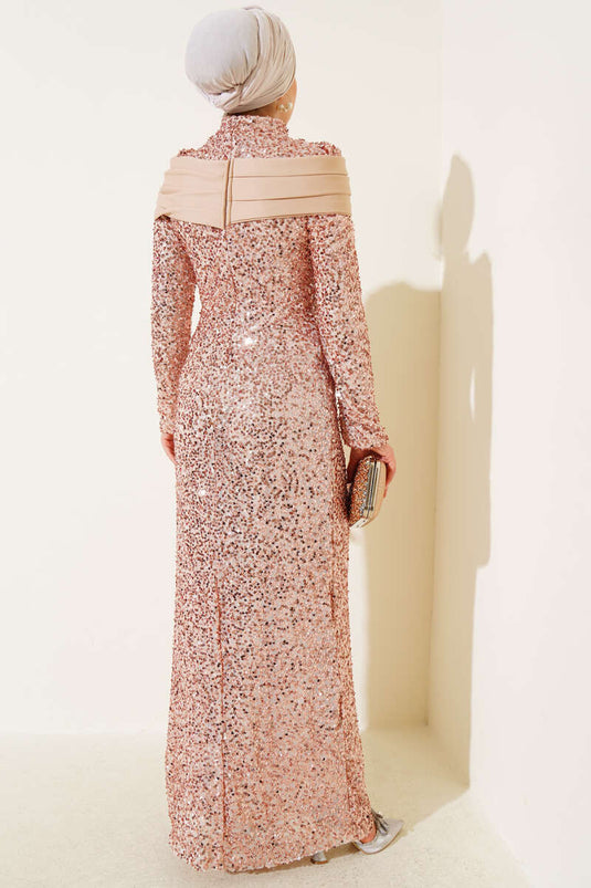 Robe de soirée à paillettes dorées avec détails en pièces