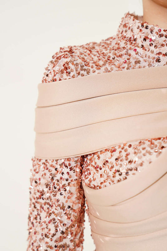 Robe de soirée à paillettes dorées avec détails en pièces