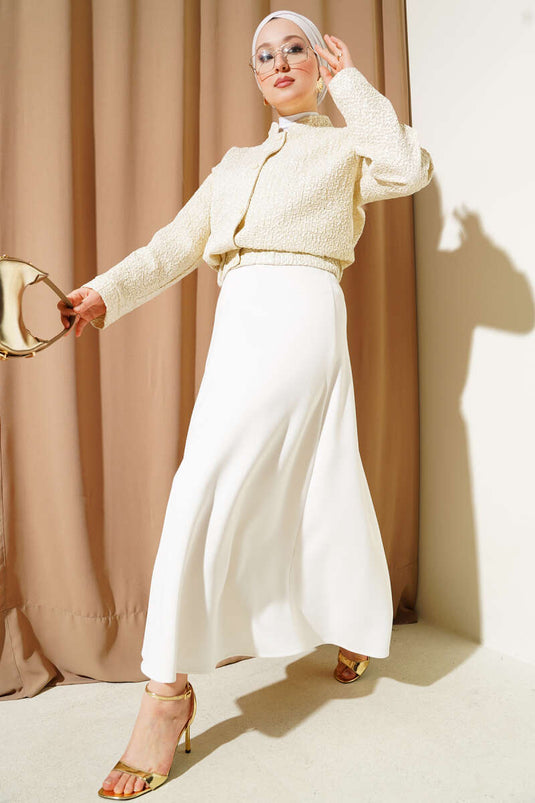 جاكيت قصير لامع بنسيج مجعد باللون البيج