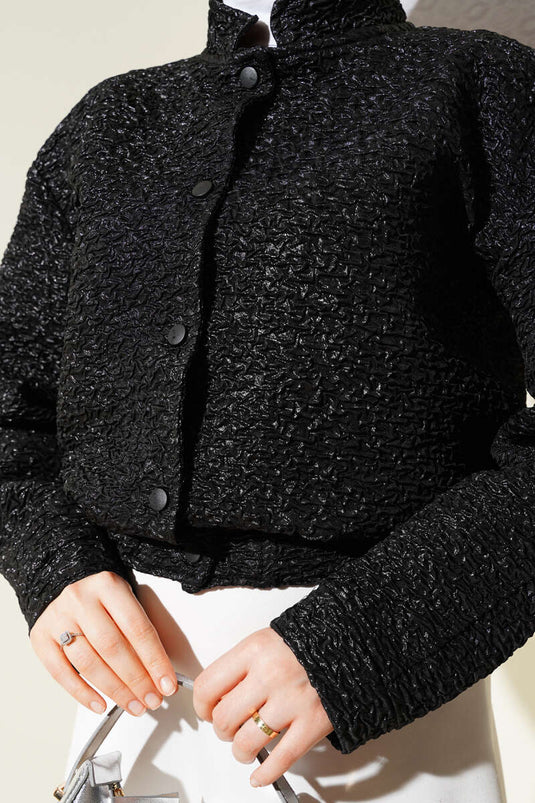 جاكيت قصير أسود لامع بنسيج مجعد