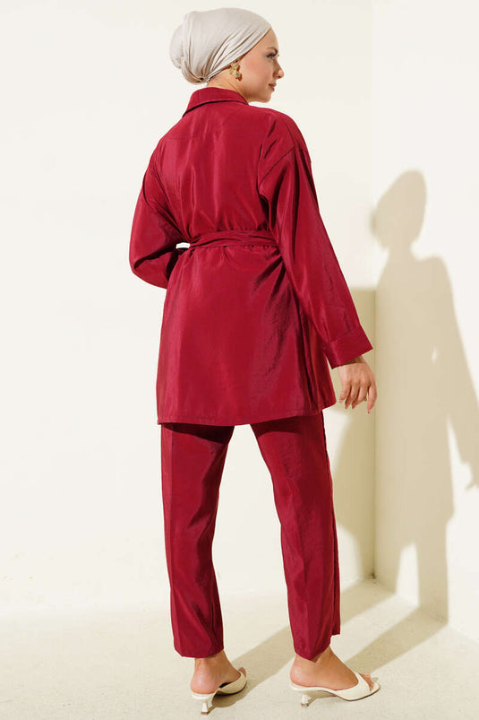 Costume deux pièces brillant ceinturé bordeaux