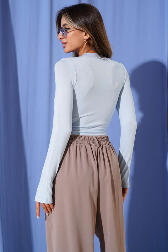 بلوزة قصيرة أساسية باللون الأزرق الفاتح مع إغلاق بالأصابع