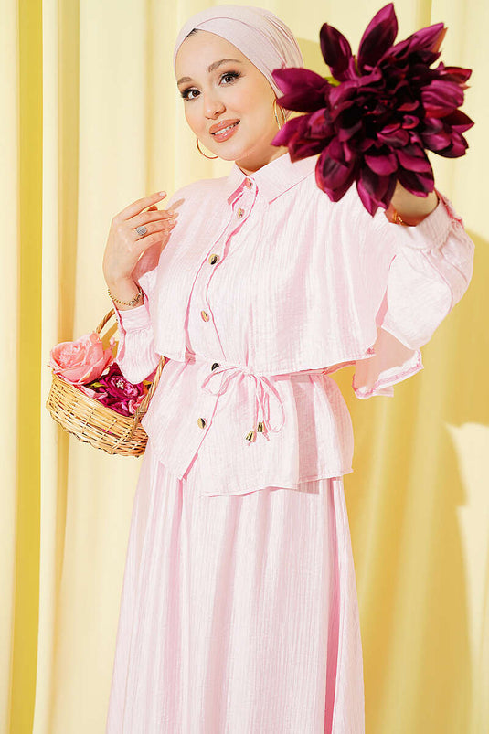 Ensemble deux pièces avec blouse pèlerine et jupe rose