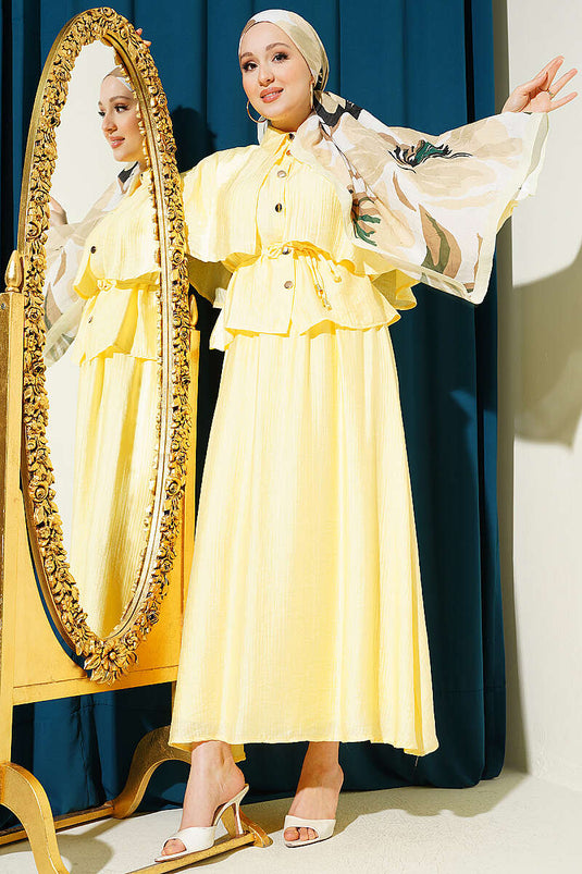 Ensemble deux pièces avec blouse pèlerine et jupe jaune