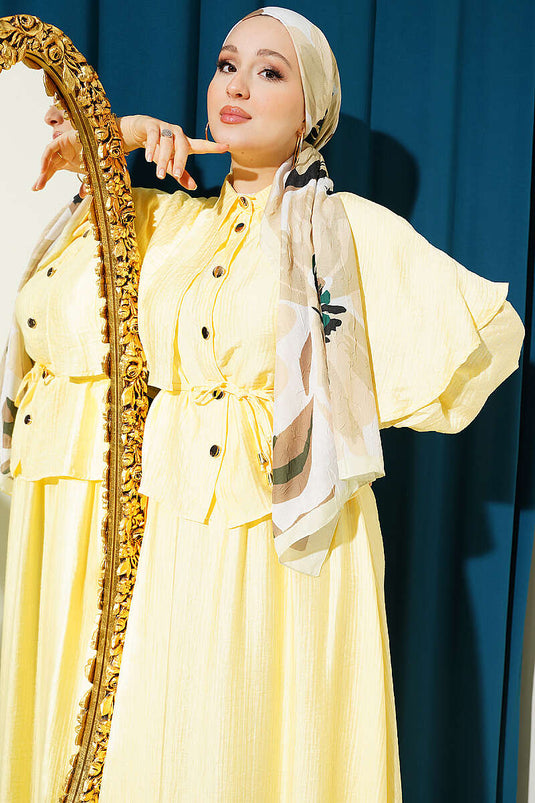 Ensemble deux pièces avec blouse pèlerine et jupe jaune
