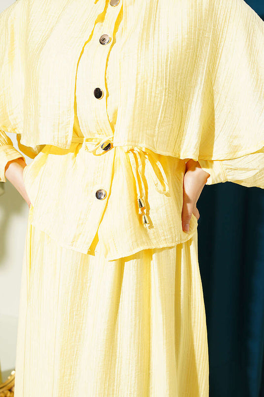 Ensemble deux pièces avec blouse pèlerine et jupe jaune