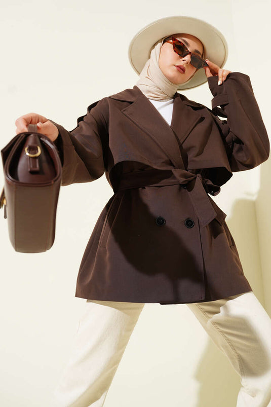 Trench-coat court marron avec cape et ceinture.