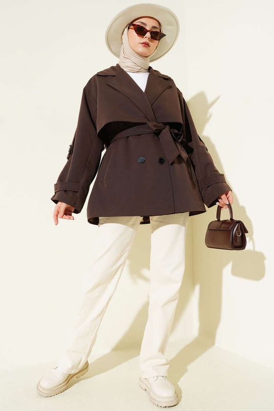 Trench-coat court marron avec cape et ceinture.