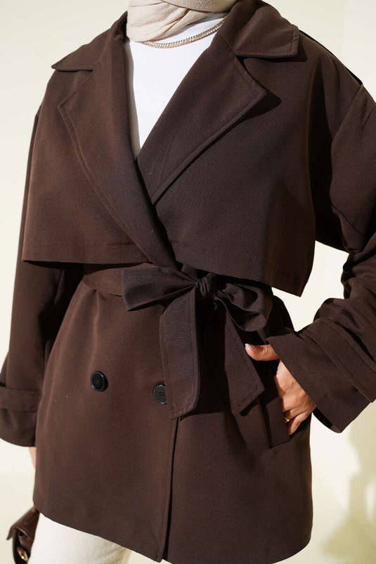 Trench-coat court marron avec cape et ceinture.