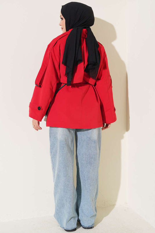 Gabardina Corta Roja Con Cinturón Y Detalles De Capa