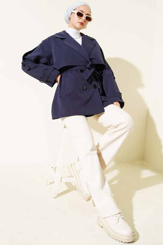 Kurzer Marineblauer Trenchcoat Mit Gürtel Und Cape-Details