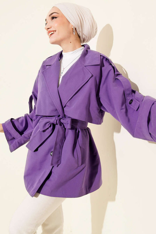 Gabardina corta con cinturón y detalles de capa en lila