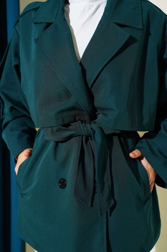 Trench-coat court à ceinture et détail cape, couleur émeraude