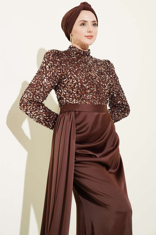 فستان سهرة مزين بترتر وتفاصيل بيليرين باللون البني