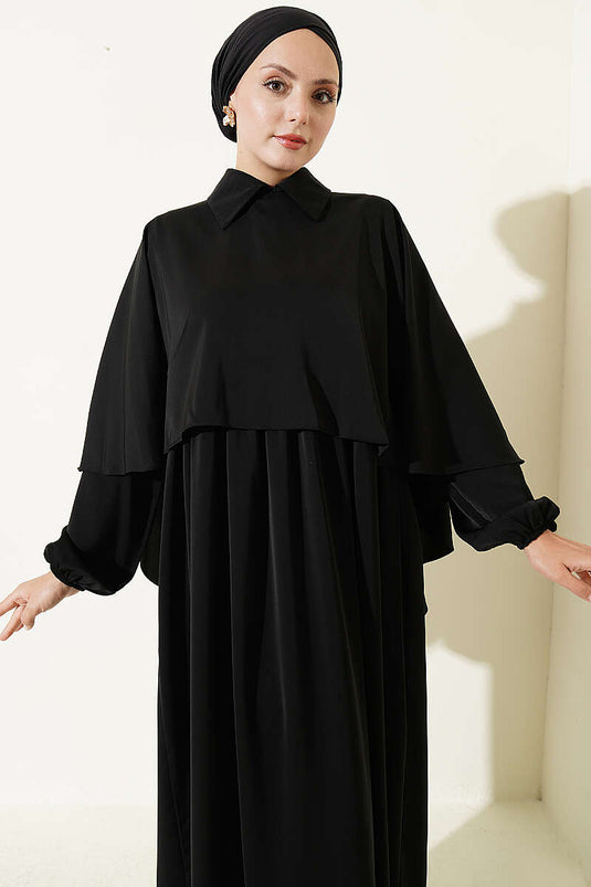 Schwarzes Kleid Mit Cape-Details