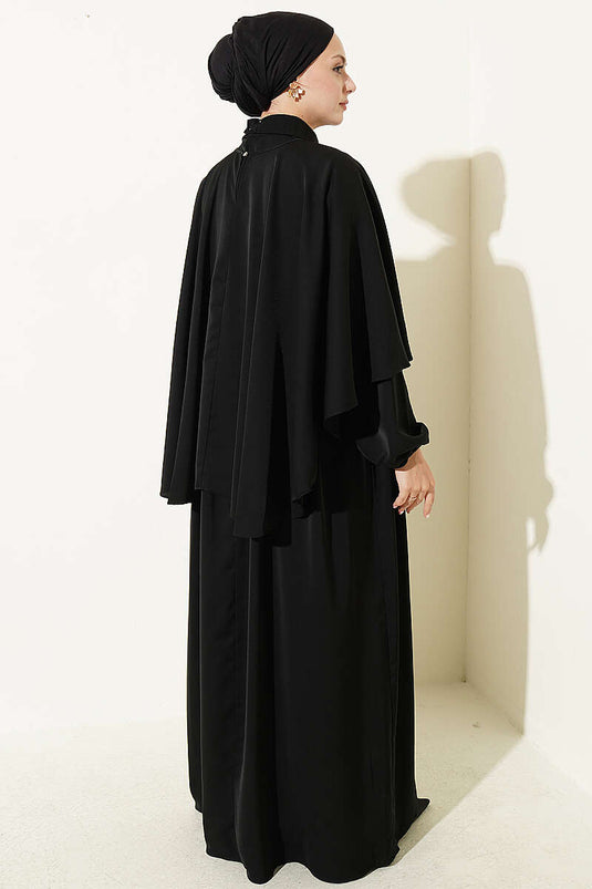 Schwarzes Kleid Mit Cape-Details