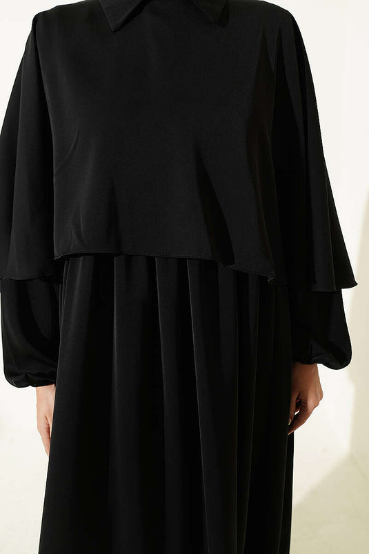 Schwarzes Kleid Mit Cape-Details