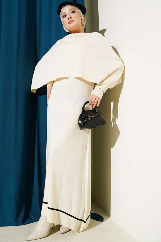 Robe en maille écrue à détails cape