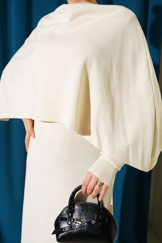 Robe en maille écrue à détails cape